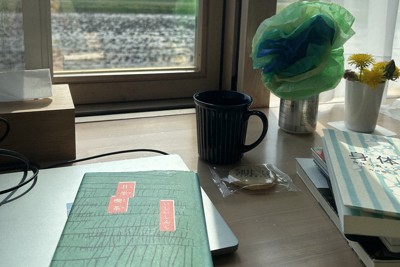 旅先でも本を読み、パソコンを広げ原稿を書く＝梅津奏さん提供