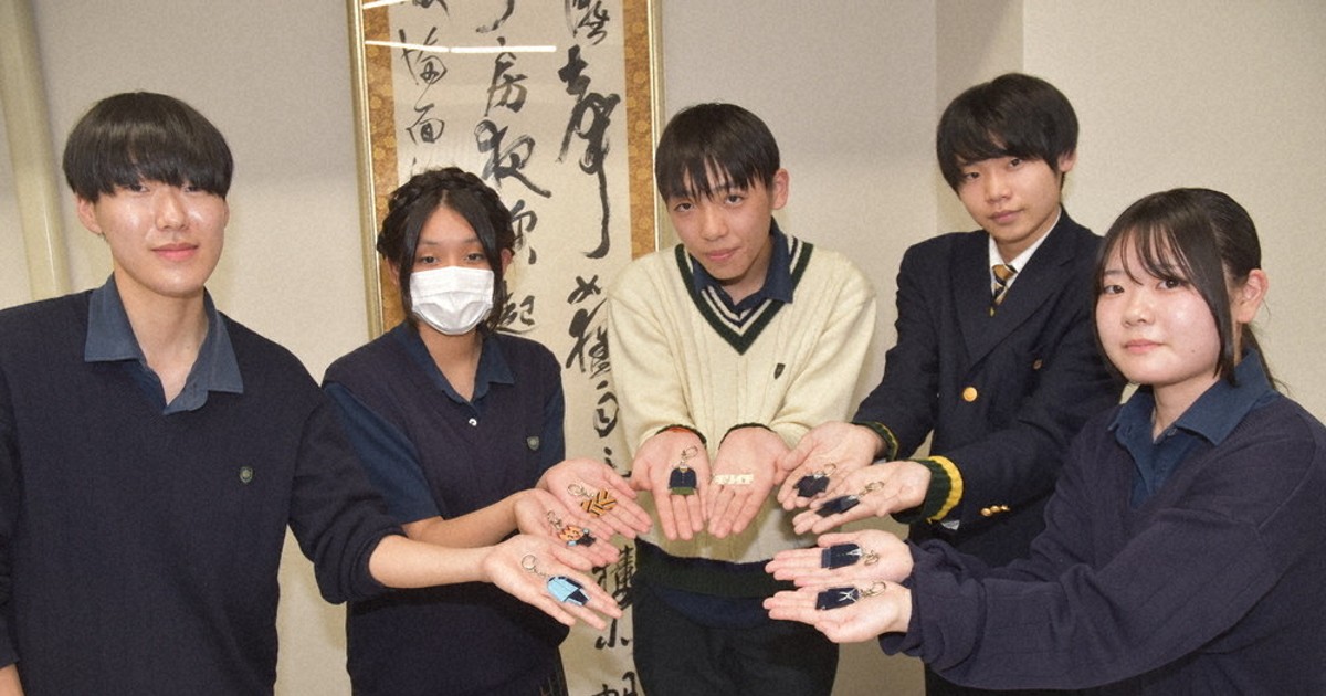 桐生第一高生徒会 歴代の制服などカプセルトイに ／群馬 | 毎日新聞