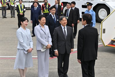 天皇ご一家、沖縄へ出発 戦後80年、戦没者を慰霊へ | 毎日新聞