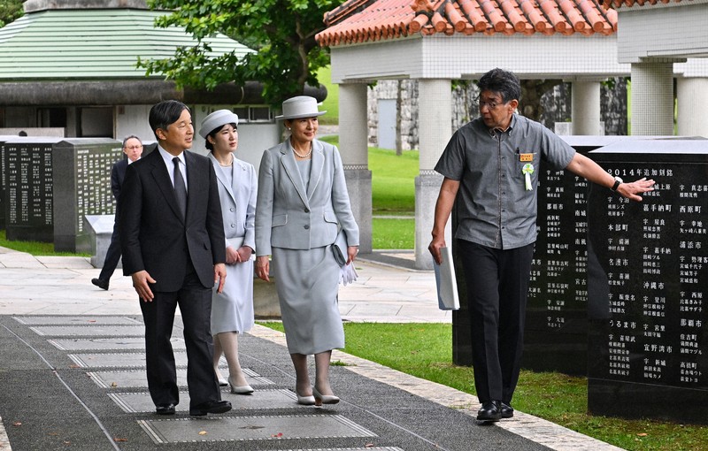 天皇ご一家、沖縄で戦没者慰霊 愛子さまは初訪問 遺族らと懇談 | 毎日新聞
