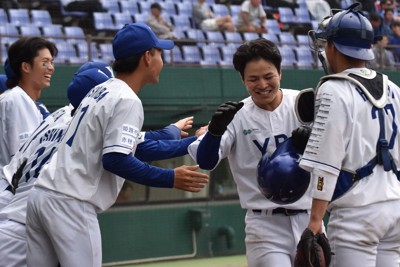 生還した米麦波留選手（右から2人目）を迎えるYBSホールディングスのベンチ＝京都市のわかさスタジアム京都で2025年5月29日午後2時11分、吉川雄飛撮影
