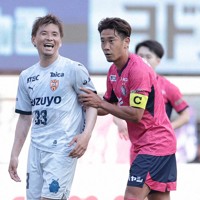 【セ大阪－清水】後半、ピッチでセ大阪の香川真司（右）と言葉を交わし笑顔を見せる清水の乾貴士＝ヨドコウ桜スタジアムで2025年6月1日、中川祐一撮影