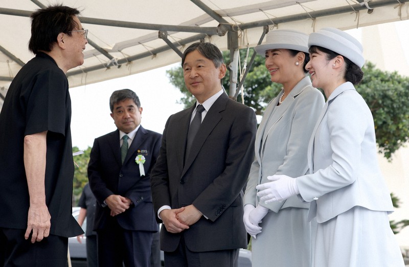 天皇ご一家が沖縄訪問 国立沖縄戦没者墓苑で供花 [写真特集15/18