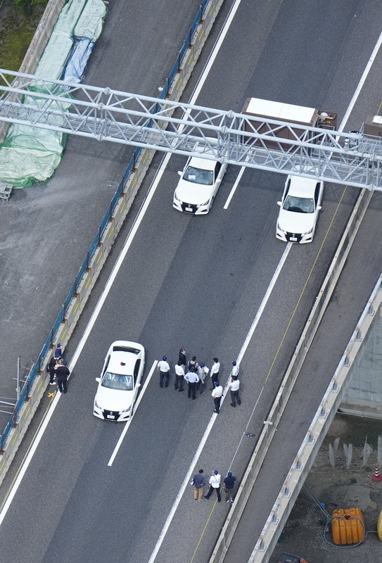 新名神逆走 道路を封鎖して実況見分 [写真特集1/5] | 毎日新聞