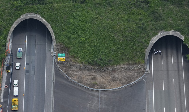 新名神逆走 道路を封鎖して実況見分 [写真特集1/5] | 毎日新聞