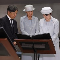 天皇ご一家が沖縄訪問 国立沖縄戦没者墓苑で供花 [写真特集18/18