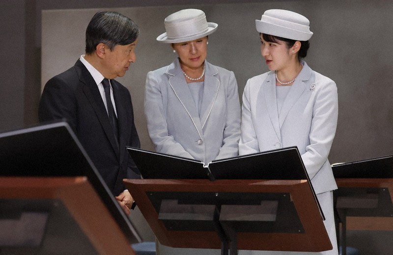 戦後80年：天皇ご一家沖縄訪問 戦争知らぬ世代とも交流 | 毎日新聞