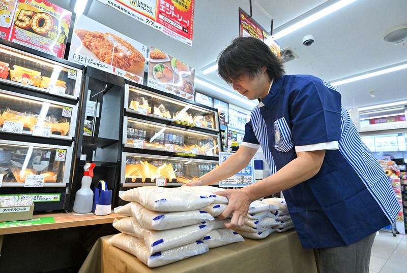 コンビニで備蓄米の販売開始 小泉農相も視察 [写真特集1/8] | 毎日新聞