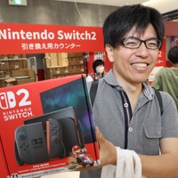 発売された「ニンテンドースイッチ2」を購入した男性＝大阪市中央区で2025年6月5日午前10時25分、西村剛撮影