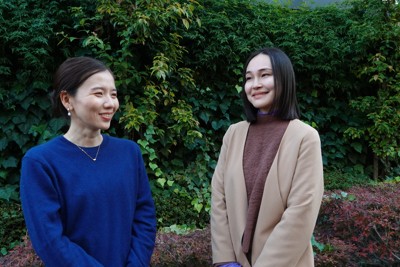 高橋歩唯さん（右）と依田真由美さん＝東京都渋谷区で2024年、市川明代撮影