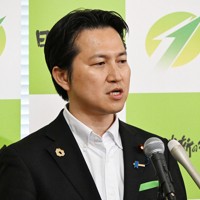 野党間の「予備選」について記者の質問に答える日本維新の会の岩谷良平幹事長＝国会内で2025年6月6日午後1時33分、平田明浩撮影