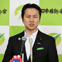 野党間の「予備選」について記者の質問に答える日本維新の会の岩谷良平幹事長＝国会内で2025年6月6日午後1時32分、平田明浩撮影