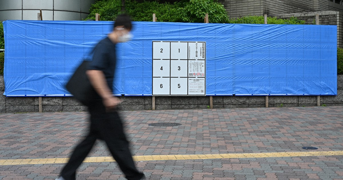 「半分以上青い」選挙掲示板　「ジャック」に備え？　都議選、参院選 | 毎日新聞