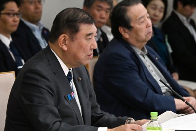 経済財政諮問会議で発言する石破茂首相（左）。右は村上誠一郎総務相＝首相官邸で2025年6月6日午後5時40分、平田明浩撮影