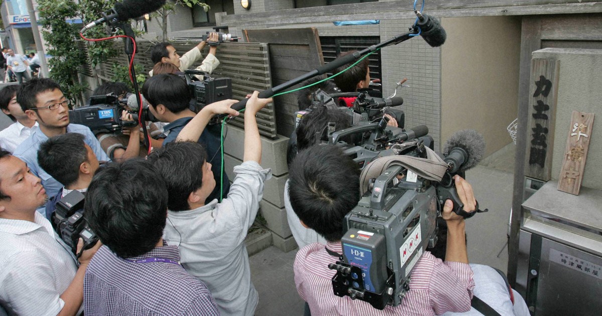 力士急死で日本相撲協会から解雇処分を受けた時津風親方の部屋前には、多くの報道陣が詰め掛けた＝東京都墨田区両国で2007年10月5日午後3時41分、岩下幸一郎撮影