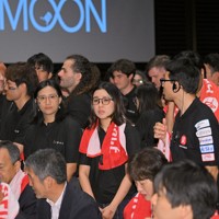 月面着陸の確認が取れずに「応援会」が終了し、困惑した様子の宇宙ベンチャー「ispace」の従業員ら＝東京都千代田区で2025年6月6日午前4時35分、新宮巳美撮影