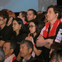 月着陸を待ち望む宇宙ベンチャー「ispace」の従業員ら＝東京都千代田区で2025年6月6日午前4時20分、新宮巳美撮影