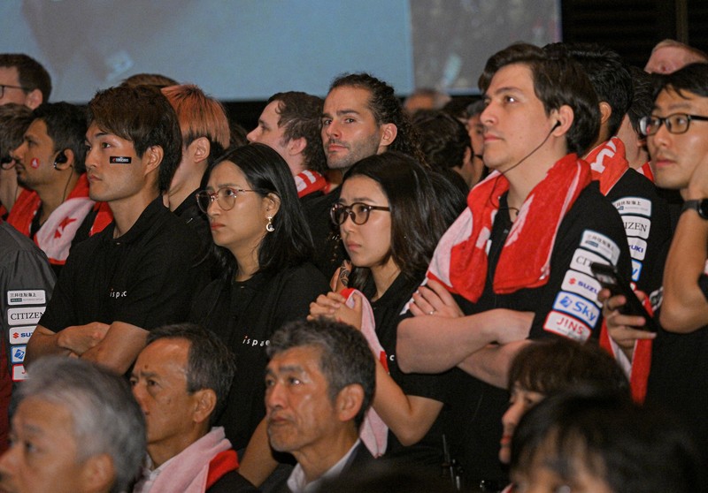 月着陸を待ち望む宇宙ベンチャー「ispace」の従業員ら＝東京都千代田区で2025年6月6日午前4時20分、新宮巳美撮影