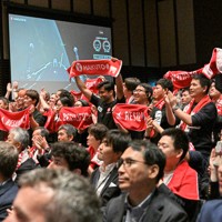 月着陸を待ち望む宇宙ベンチャー「ispace」の従業員ら＝東京都千代田区で2025年6月6日午前4時13分、新宮巳美撮影