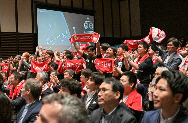 月着陸を待ち望む宇宙ベンチャー「ispace」の従業員ら＝東京都千代田区で2025年6月6日午前4時13分、新宮巳美撮影