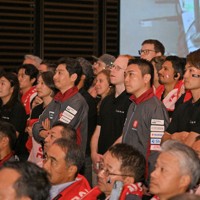 月着陸を待ち望む宇宙ベンチャー「ispace」の従業員ら＝東京都千代田区で2025年6月6日午前4時18分、新宮巳美撮影