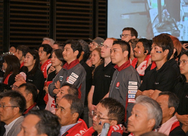 月着陸を待ち望む宇宙ベンチャー「ispace」の従業員ら＝東京都千代田区で2025年6月6日午前4時18分、新宮巳美撮影