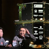 月着陸を前に思いを述べる宇宙ベンチャー「ispace」の野崎順平CFO。左は日達佳嗣ミッション2統括＝東京都千代田区で2025年6月6日午前4時6分、新宮巳美撮影