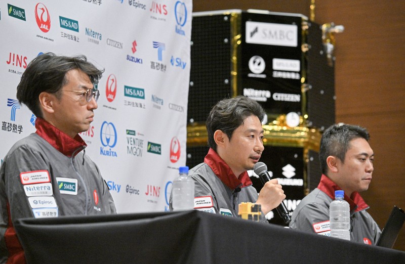 記者会見で月面着陸に失敗したと明らかにする宇宙ベンチャー「ispace」の（左から）氏家亮CTO、袴田武史CEO、野崎順平CFO＝東京都千代田区で2025年6月6日午前9時21分、新宮巳美撮影