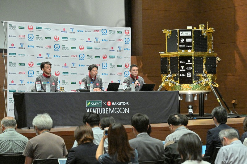 記者会見で着陸船「レジリエンス」による月面着陸に失敗したと明らかにする宇宙ベンチャー「ispace」の（左から）氏家亮CTO、袴田武史CEO、野崎順平CFO＝東京都千代田区で2025年6月6日午前9時28分、新宮巳美撮影