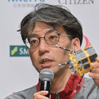 月面着陸が失敗し、着陸船の模型を用いて説明をする宇宙ベンチャー「ispace」の氏家亮CTO＝東京都千代田区で2025年6月6日午前10時10分、新宮巳美撮影