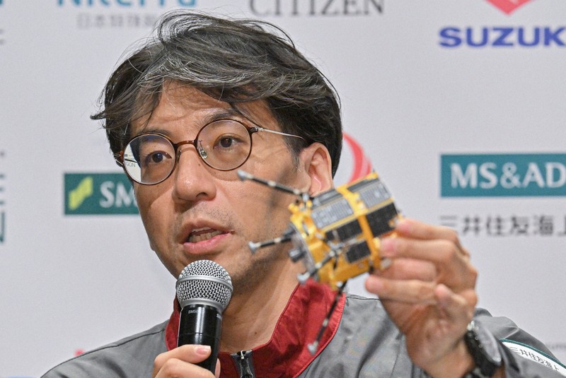月面着陸が失敗し、着陸船の模型を用いて説明をする宇宙ベンチャー「ispace」の氏家亮CTO＝東京都千代田区で2025年6月6日午前10時10分、新宮巳美撮影