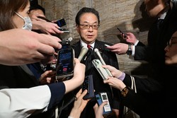 自民党派閥の裏金事件を巡り、参院予算委員会の求めた参考人招致について記者の質問に答える世耕弘成前自民党参院幹事長＝国会内で2025年4月11日、平田明浩撮影