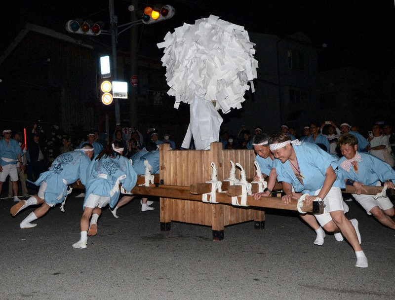 ぶん回し」深夜の喝采 宇治・県祭 ／京都 | 毎日新聞