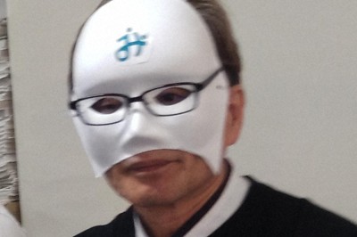 白い仮面を着けて記者会見に臨んだ「AIメイヤー4号」氏＝東京都立川市で2025年2月10日、野倉恵撮影