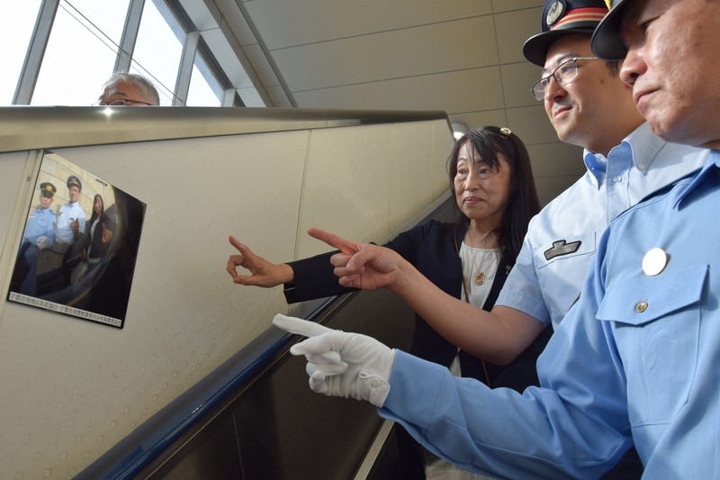 盗撮防止の鏡を確認する宇都宮南署長ら＝宇都宮市のJR雀宮駅で2025年6月6日午後4時27分、松沢真美撮影