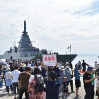 「によど」に乗艦しようとする人たちで長蛇の列ができた＝高知市の高知新港で2025年6月7日午前9時43分、行方一男撮影