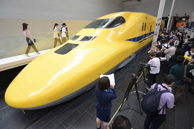 搬入されたドクターイエローT4編成＝名古屋市港区で2025年6月7日午前11時37分、山崎一輝撮影