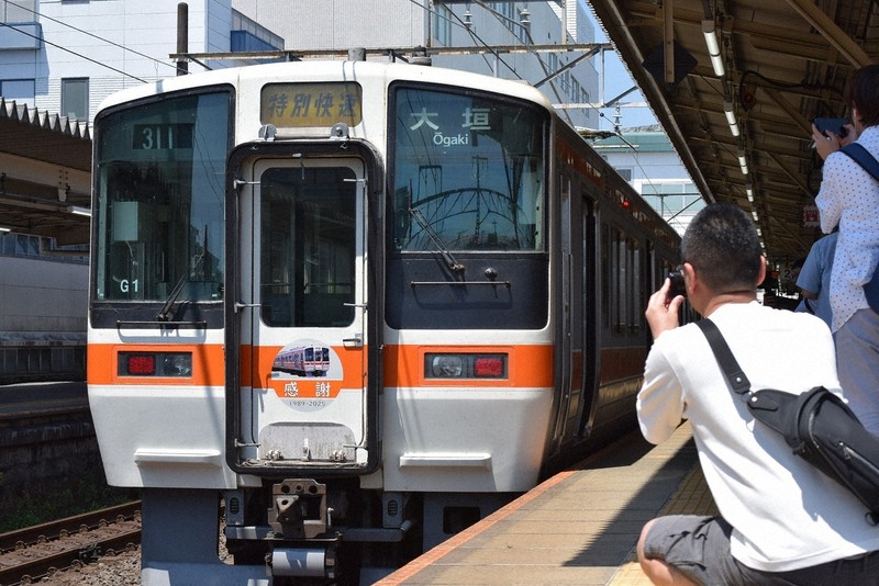 通勤・通学支えた311系引退へ 「感謝」のヘッドマーク JR東海