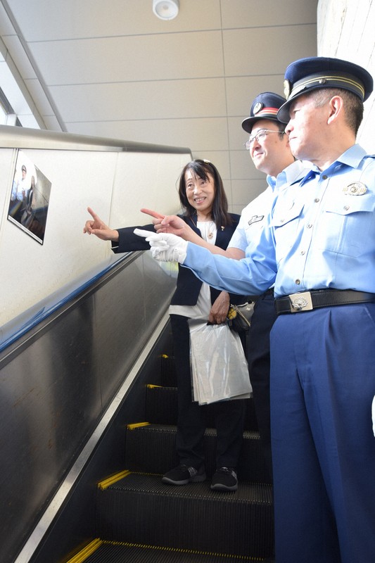 盗撮防止の鏡を確認する宇都宮南署長ら＝宇都宮市のJR雀宮駅で2025年6月6日午後4時27分、松沢真美撮影