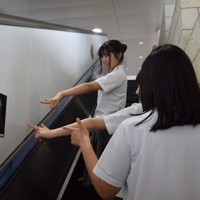 盗撮防止の鏡を確認する県立南高の生徒たち＝宇都宮市のJR雀宮駅で2025年6月6日午後4時42分、松沢真美撮影