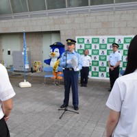 お披露目式であいさつする宇都宮南署の仁平浩正署長（中央）＝宇都宮市で2025年6月6日午後4時13分、松沢真美撮影