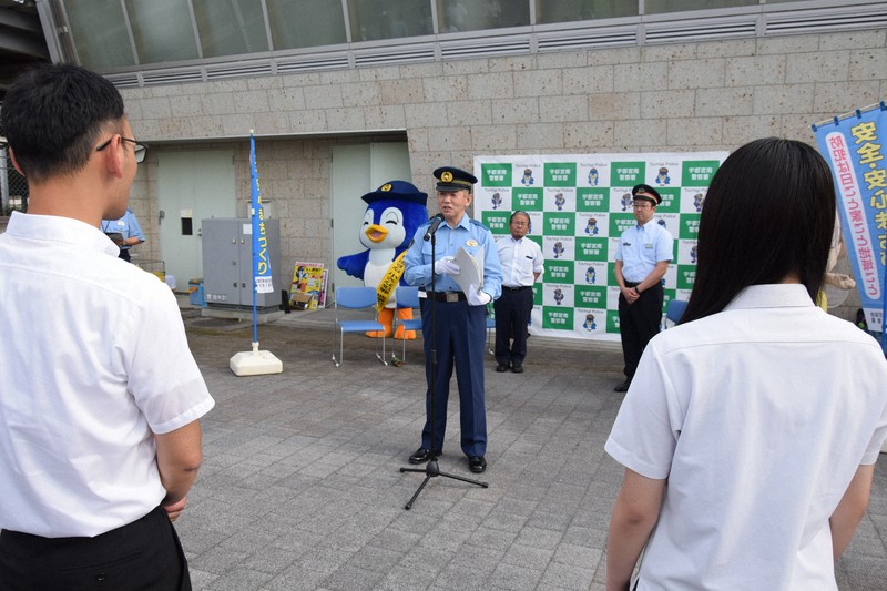 お披露目式であいさつする宇都宮南署の仁平浩正署長（中央）＝宇都宮市で2025年6月6日午後4時13分、松沢真美撮影