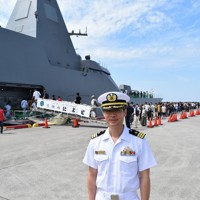 「朝から多くの人たちが見学に訪れてくれてうれしい」と話す渡辺大志郎・によど艦長＝高知市の高知新港で2025年6月7日午前9時41分、行方一男撮影