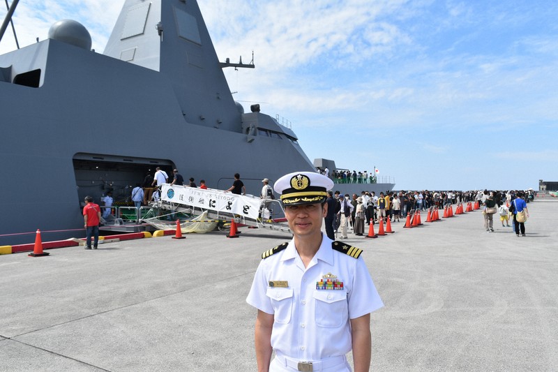 「朝から多くの人たちが見学に訪れてくれてうれしい」と話す渡辺大志郎・によど艦長＝高知市の高知新港で2025年6月7日午前9時41分、行方一男撮影