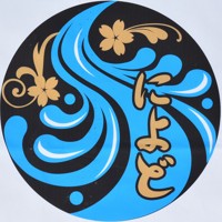 「によど」のロゴマーク。艦名の由来である仁淀川は、水質が日本一になったことがある日本屈指の清流。モーチフにして作られた＝高知市の高知新港で2025年6月7日午前9時19分、行方一男撮影