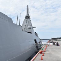 ステルス化を考慮し、突起物のない滑らかな船体構造となっている＝高知市の高知新港で2025年6月7日午前9時13分、行方一男撮影