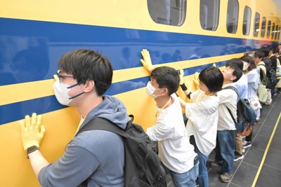 ドクターイエローT4編成の搬入体験をする参加者たち＝名古屋市港区で2025年6月7日午前11時36分、山崎一輝撮影