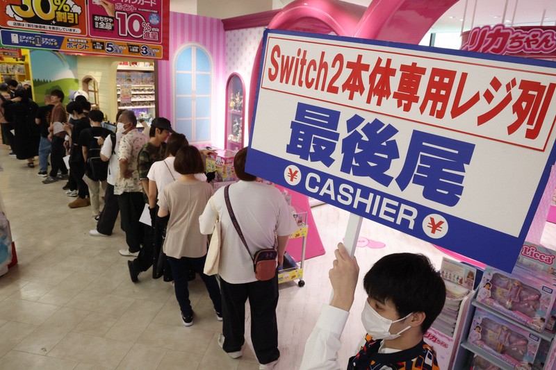 「ニンテンドースイッチ2」が発売され、家電量販店の店内に並ぶ人たち＝大阪市中央区で2025年6月5日午前10時31分、西村剛撮影