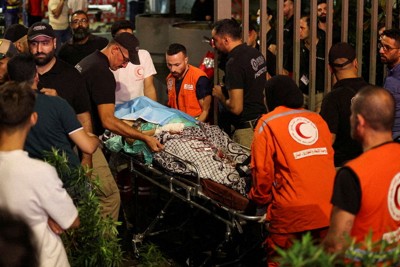 レバノンのイスラム教シーア派組織ヒズボラの戦闘員らを狙ったイスラエルの作戦により、ポケットベルが一斉に爆発し、病院へ運ばれる負傷者＝ベイルートで2024年9月17日、ロイター
