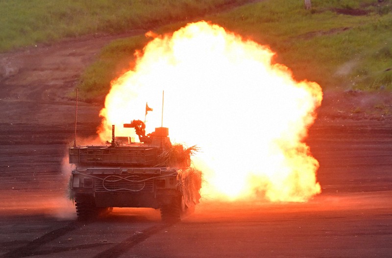 陸自、「富士総合火力演習」を実施 国内最大級の実弾射撃訓練 | 毎日新聞